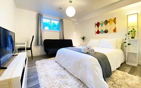 Toronto Bed & Breakfast - Free Parking